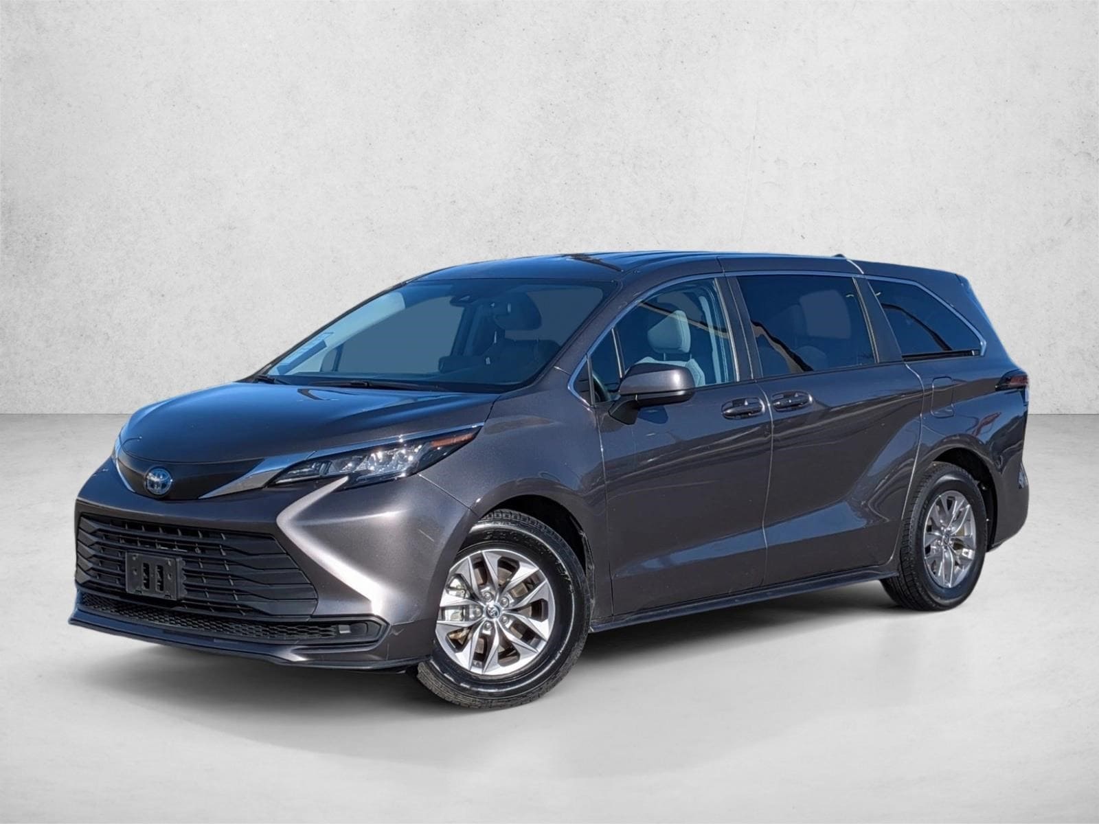 2023 Toyota Sienna LE's photo