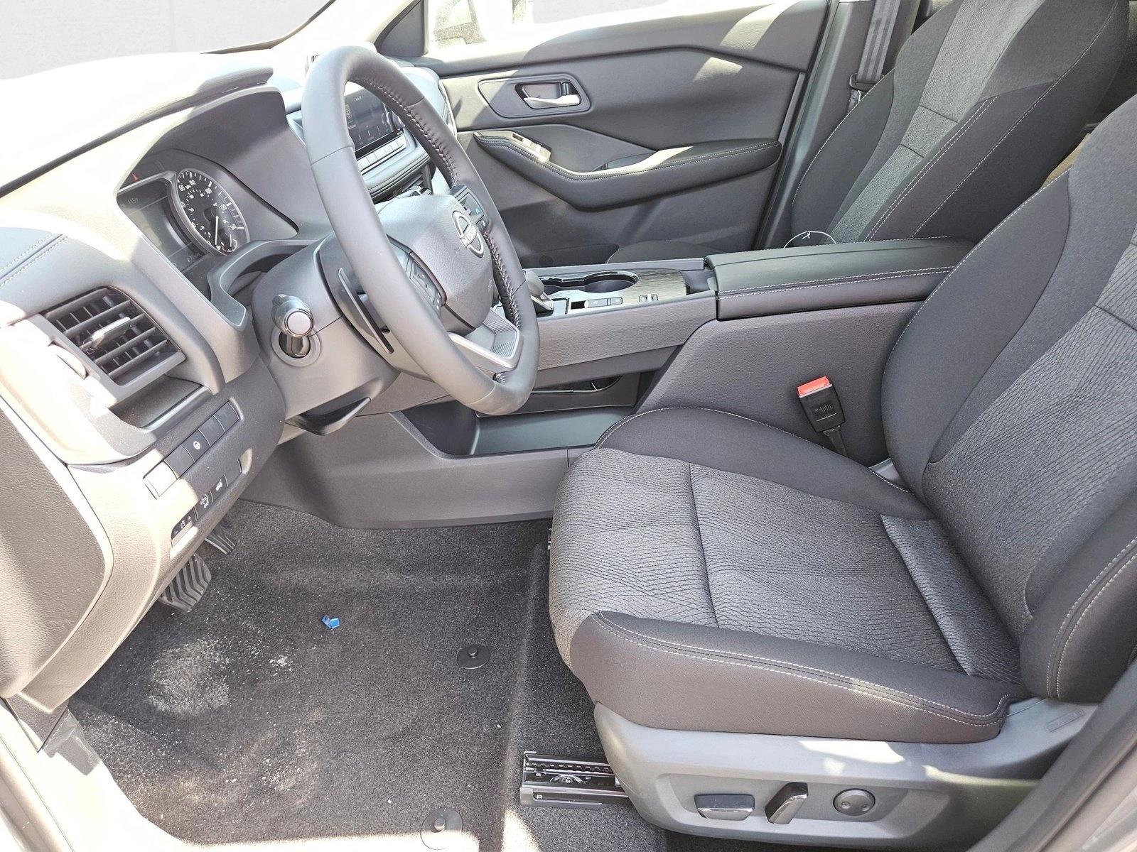 2026 Nissan Rogue SV photo 4