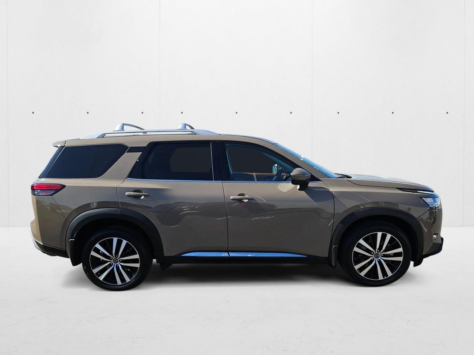 2023 Nissan Pathfinder Platinum photo 4