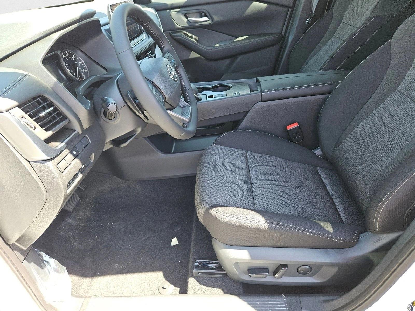 2026 Nissan Rogue SV photo 4