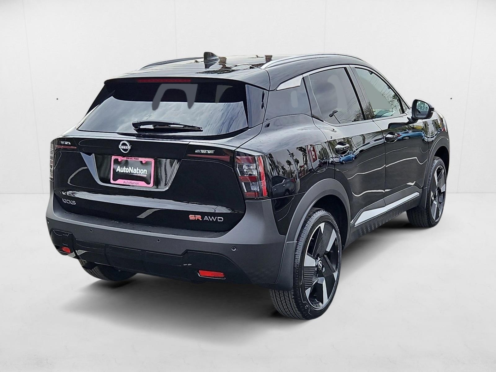 2025 Nissan Kicks SR photo 2