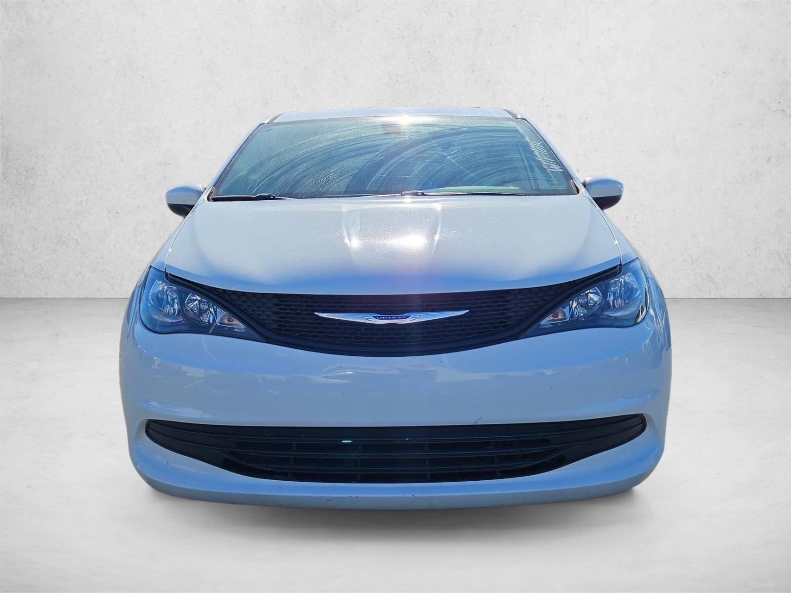 2018 Chrysler Pacifica L photo 2