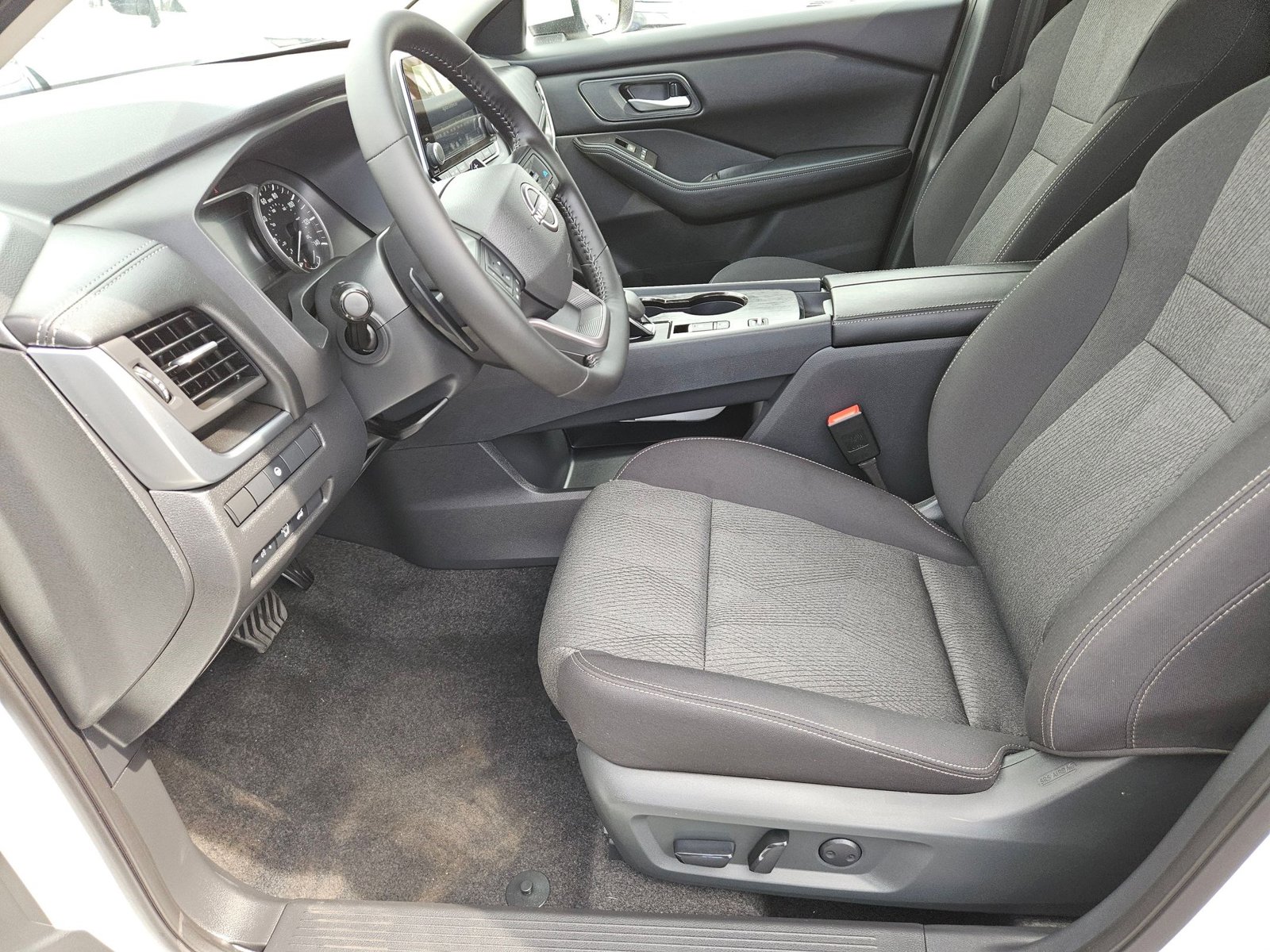 2026 Nissan Rogue SV photo 4