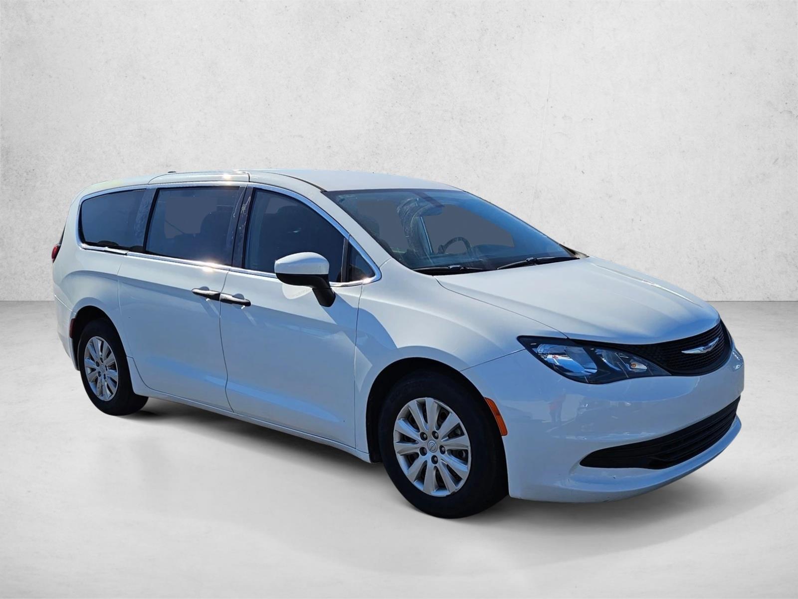 2018 Chrysler Pacifica L photo 3