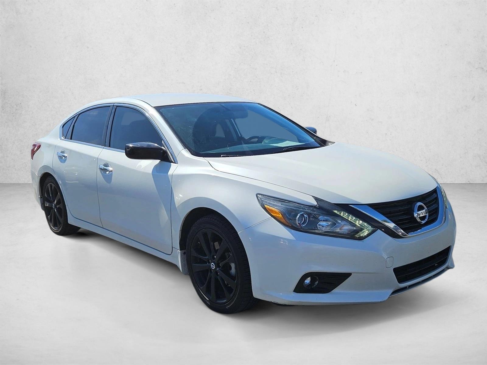 2017 Nissan Altima 2.5 SR photo 3