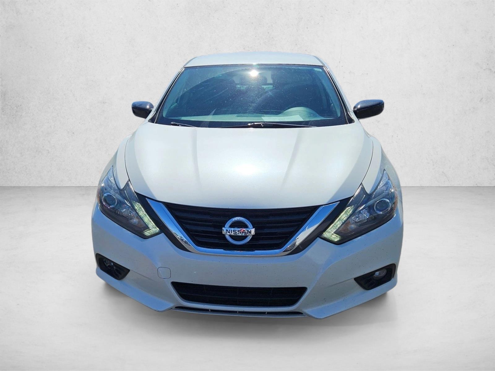 2017 Nissan Altima 2.5 SR photo 2