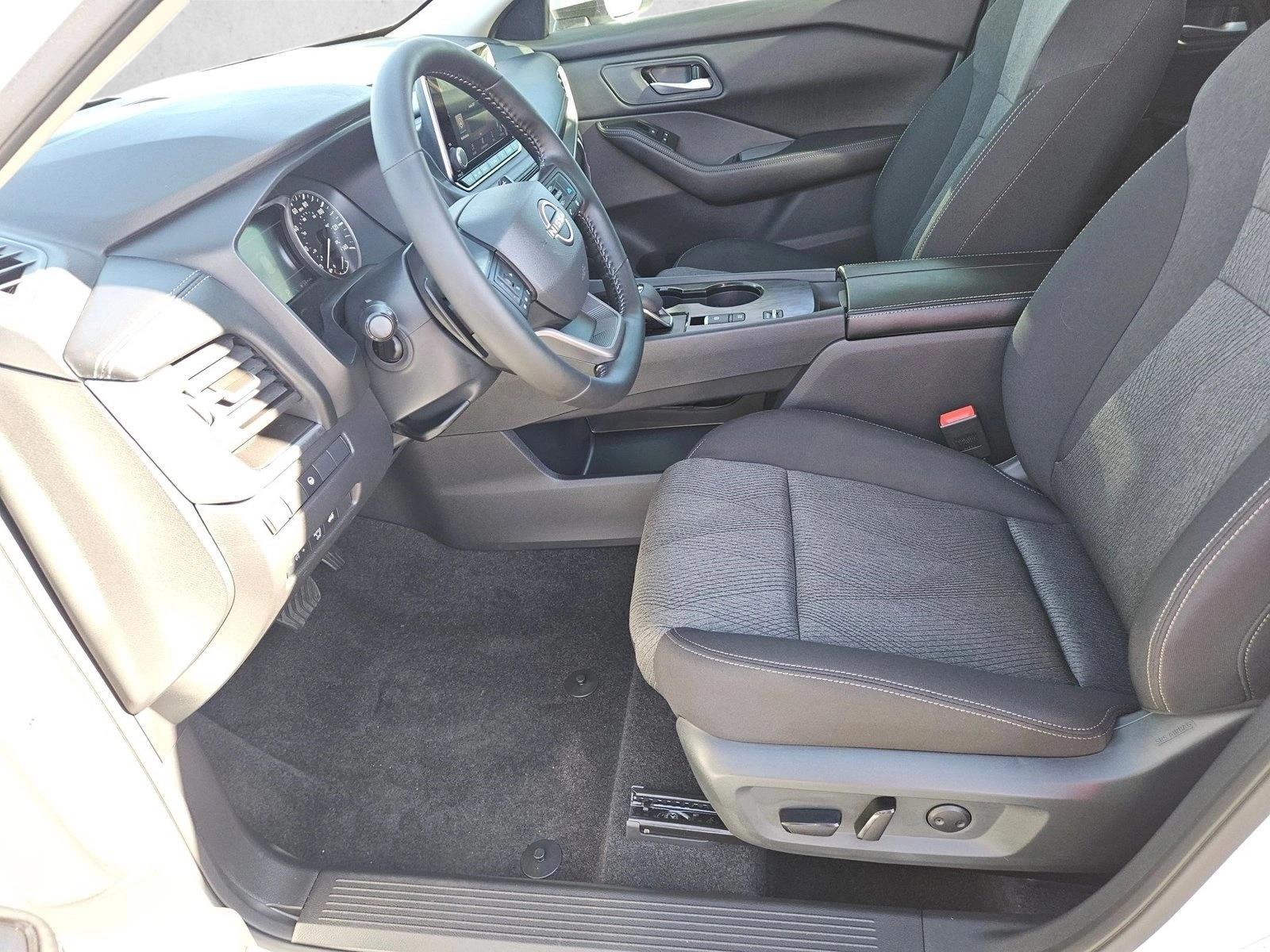 2026 Nissan Rogue SV photo 4