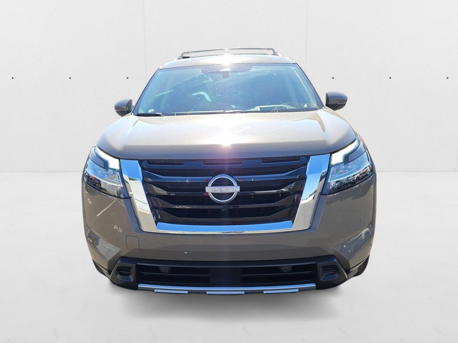 2023 Nissan Pathfinder Platinum photo 2