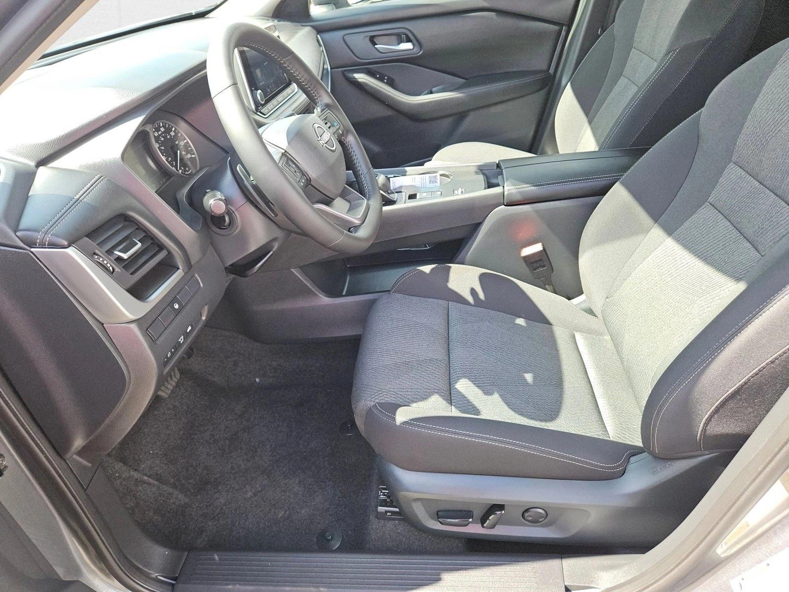 2026 Nissan Rogue SV photo 2