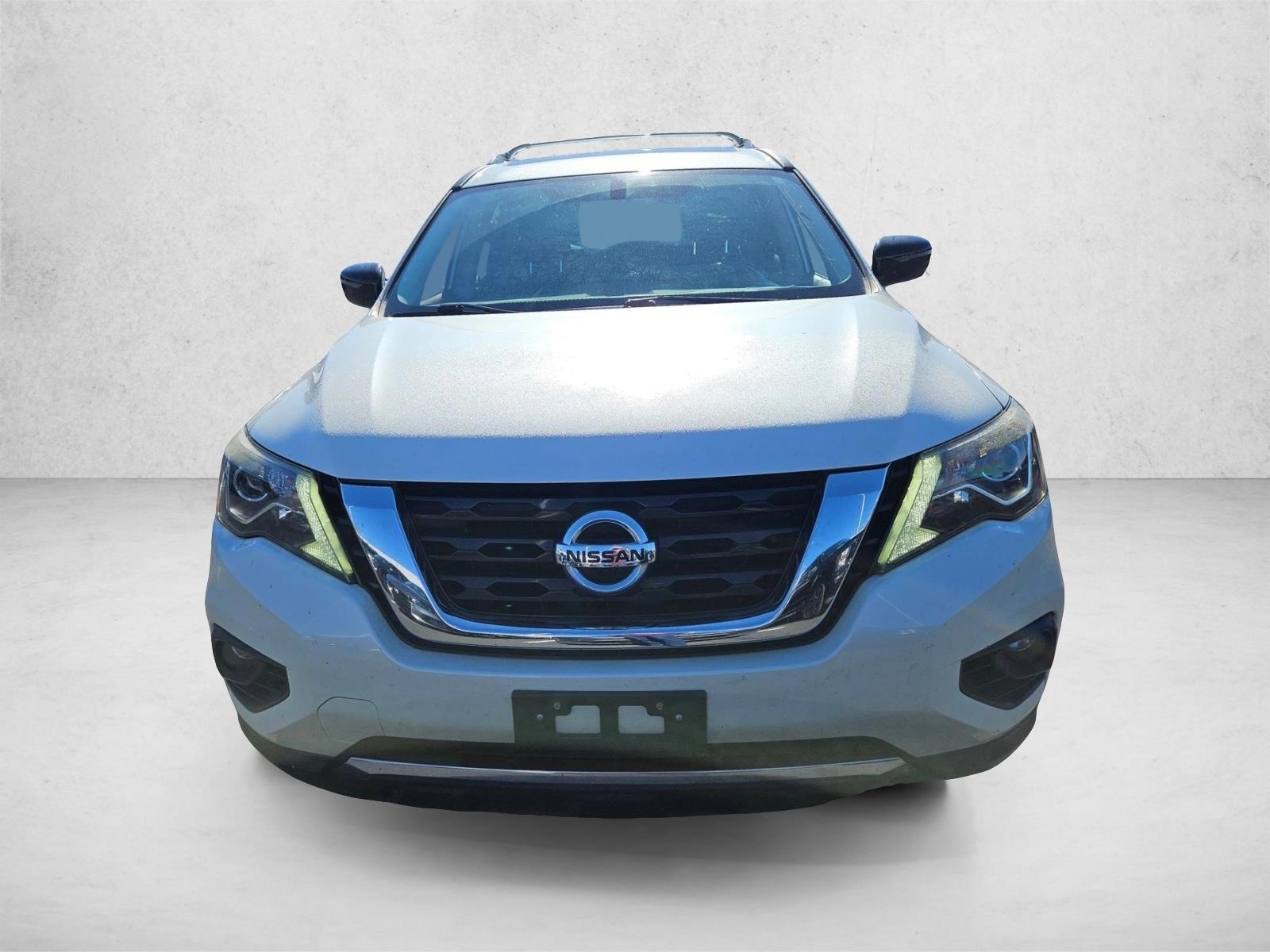 2017 Nissan Pathfinder Platinum photo 2