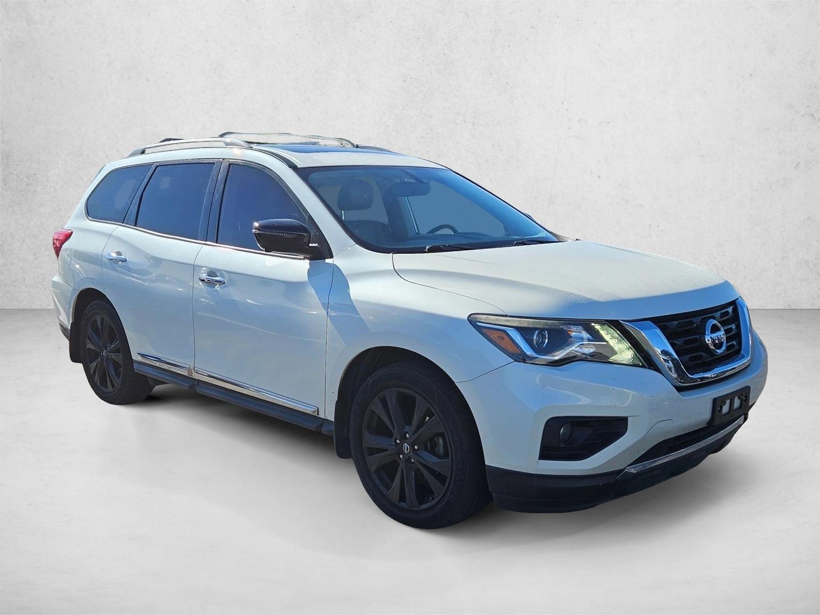 2017 Nissan Pathfinder Platinum photo 3