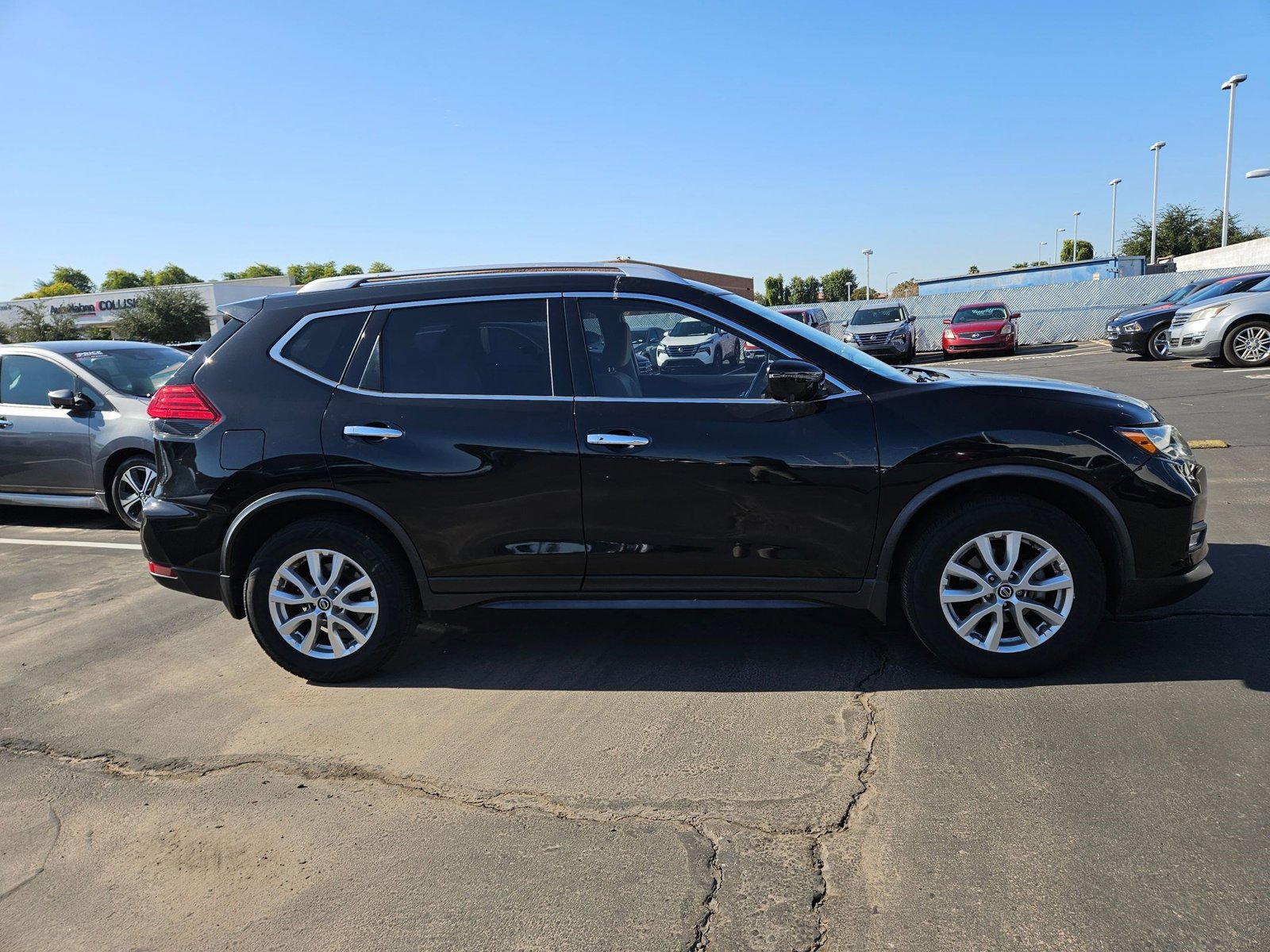 2017 Nissan Rogue SV photo 4