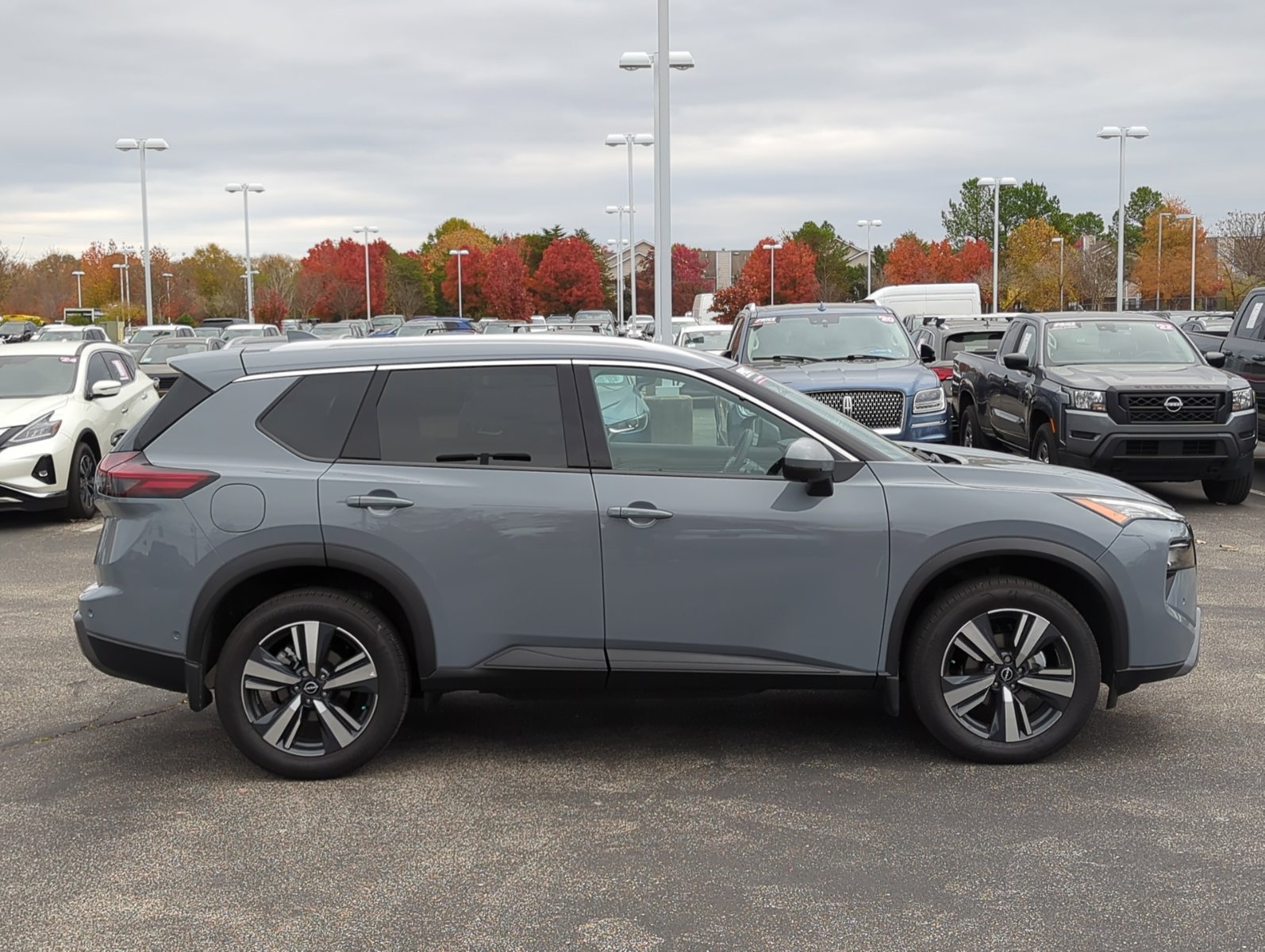 2025 Nissan Rogue SL photo 4