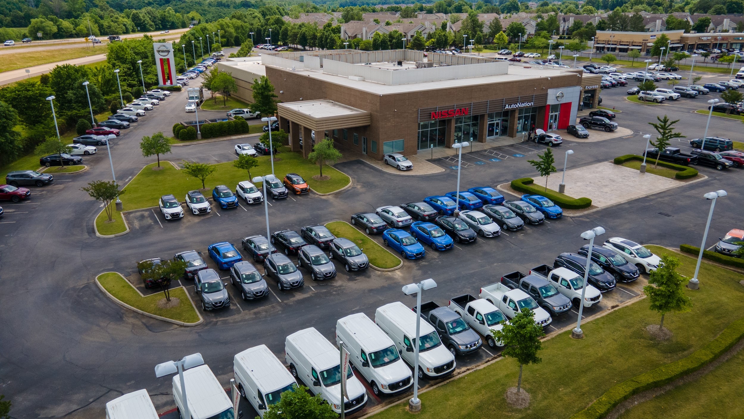 Exterior view of AutoNation Nissan Memphis during the day