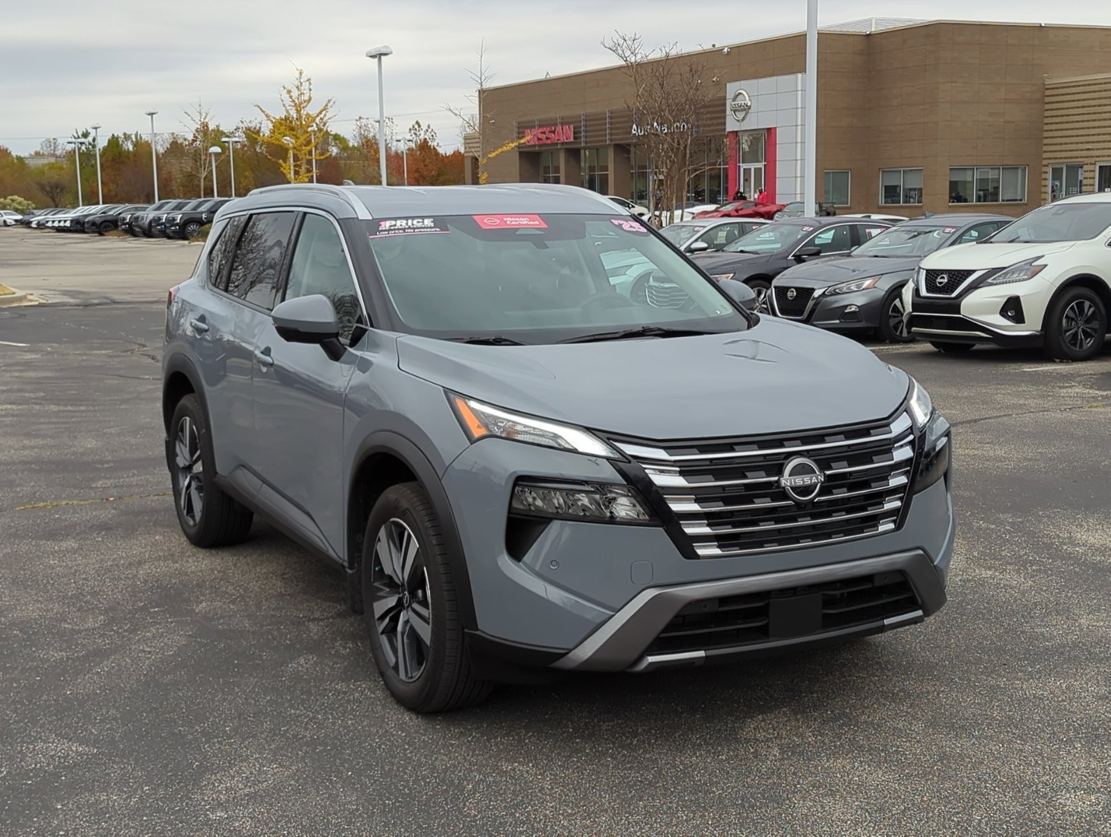 2025 Nissan Rogue SL photo 3