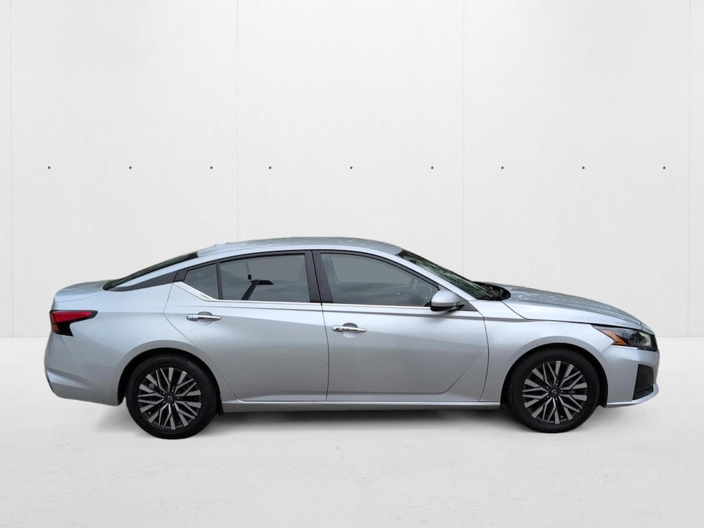 Used 2023 Nissan Altima 2.5 SV 4dr Car