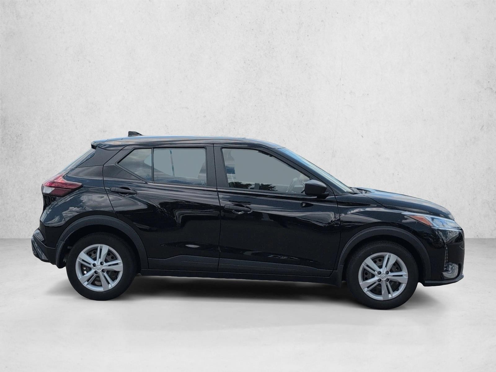 2023 Nissan Kicks S photo 4