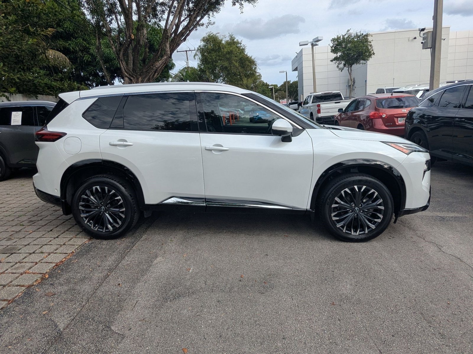 2024 Nissan Rogue Platinum photo 4