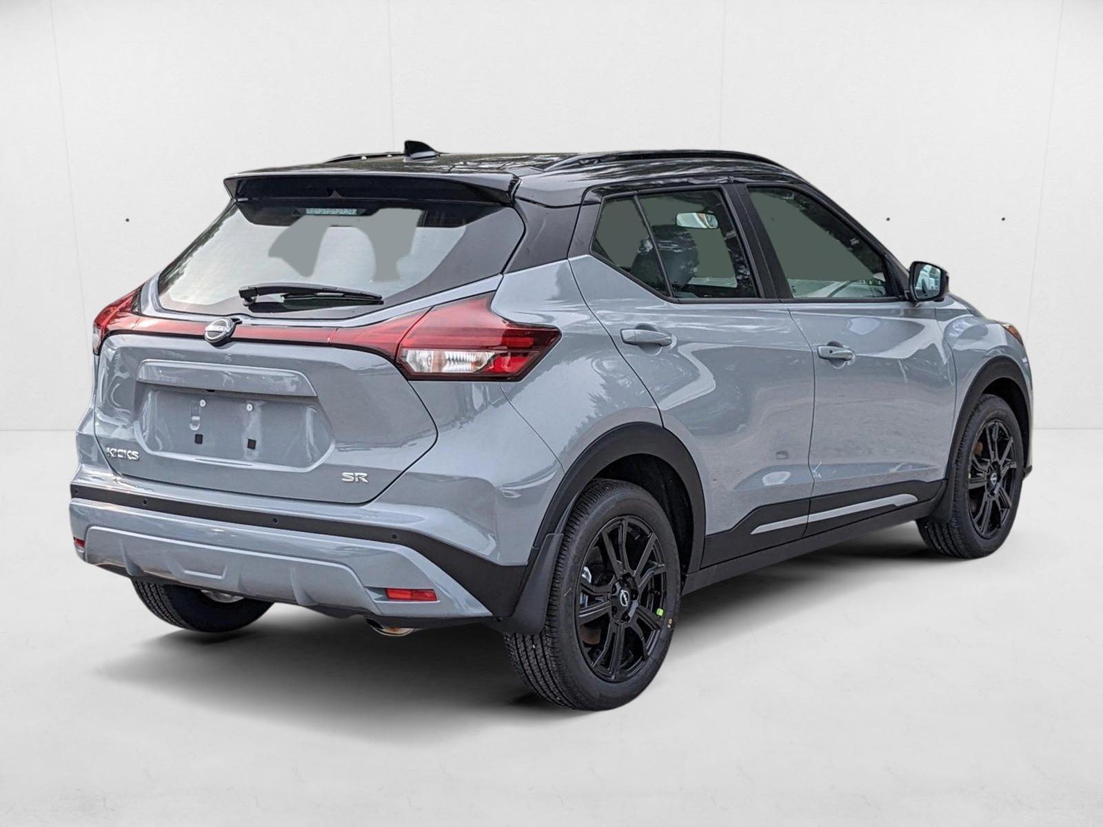 2024 Nissan Kicks SR photo 2