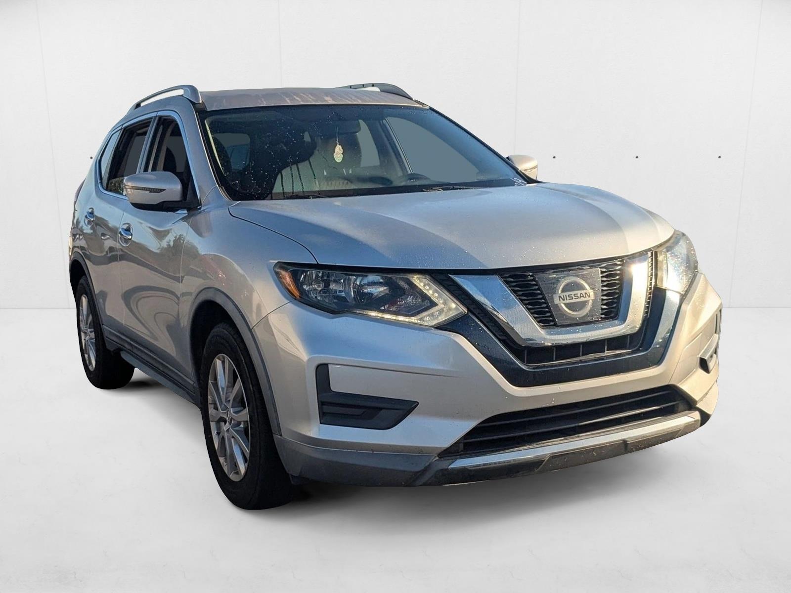 2017 Nissan Rogue SV photo 3