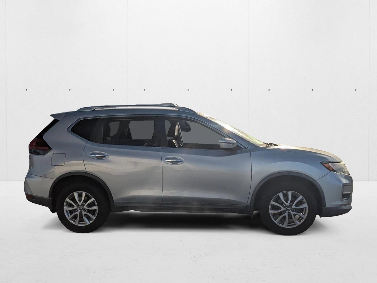 2017 Nissan Rogue SV photo 4