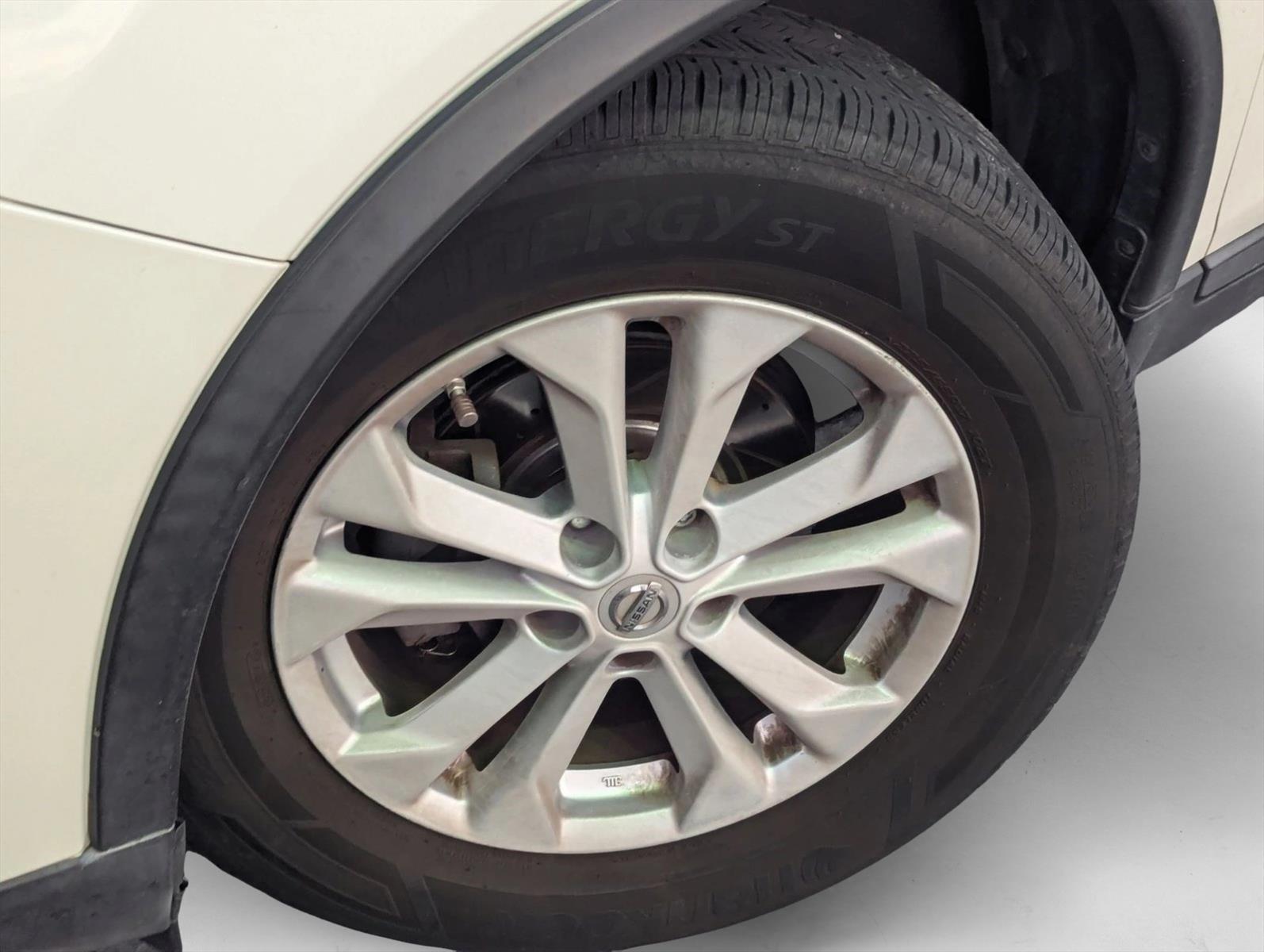 2015 Nissan Rogue SV photo 3
