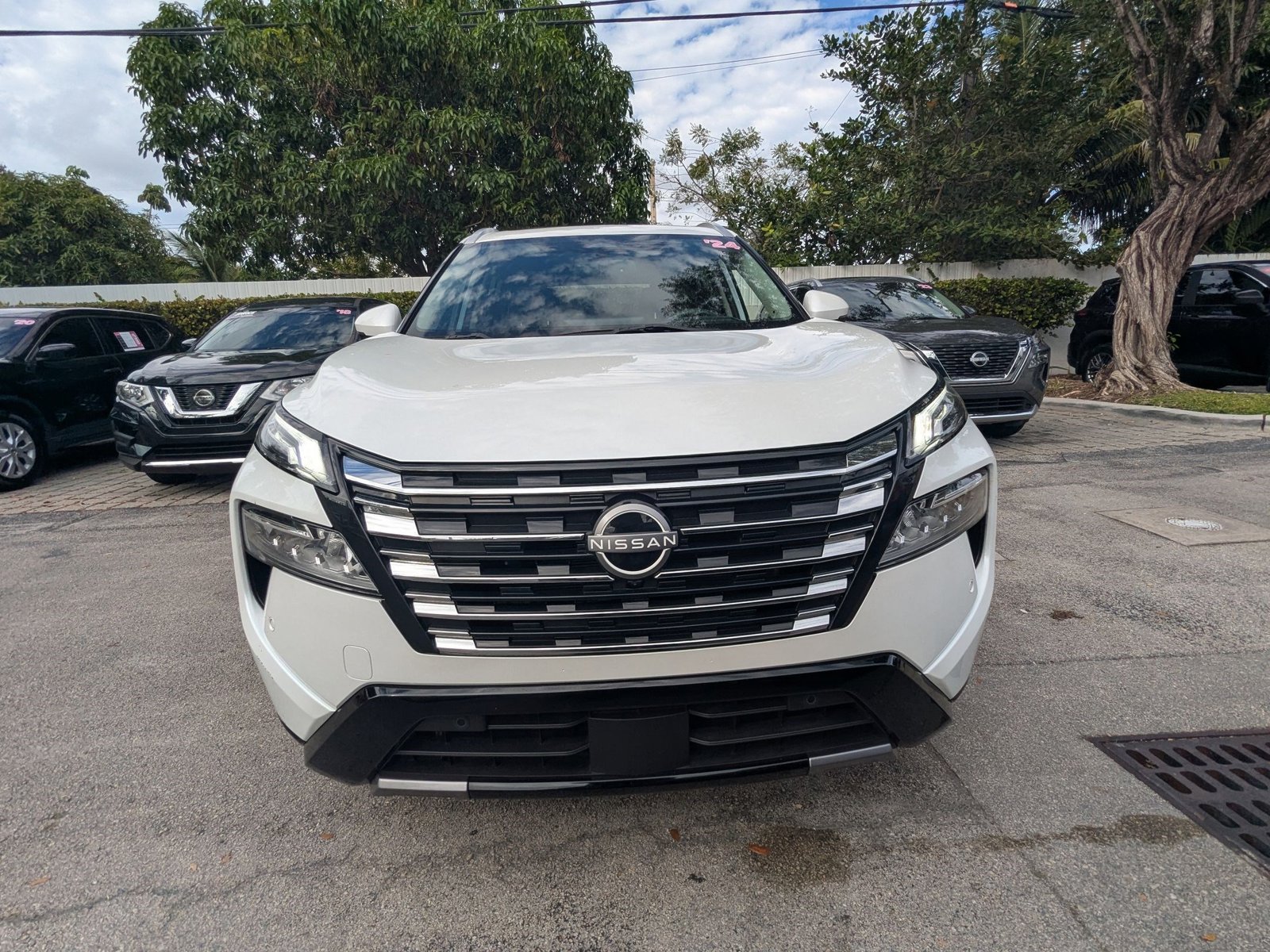 2024 Nissan Rogue Platinum photo 2