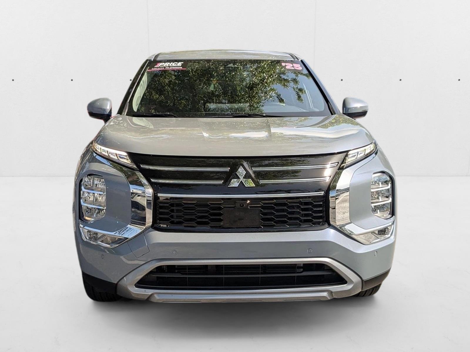 2025 Mitsubishi Outlander SE photo 2