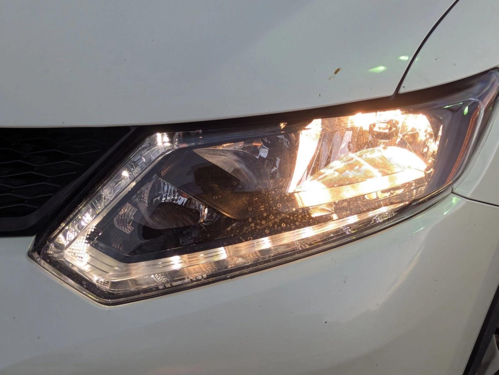 2015 Nissan Rogue SV photo 2