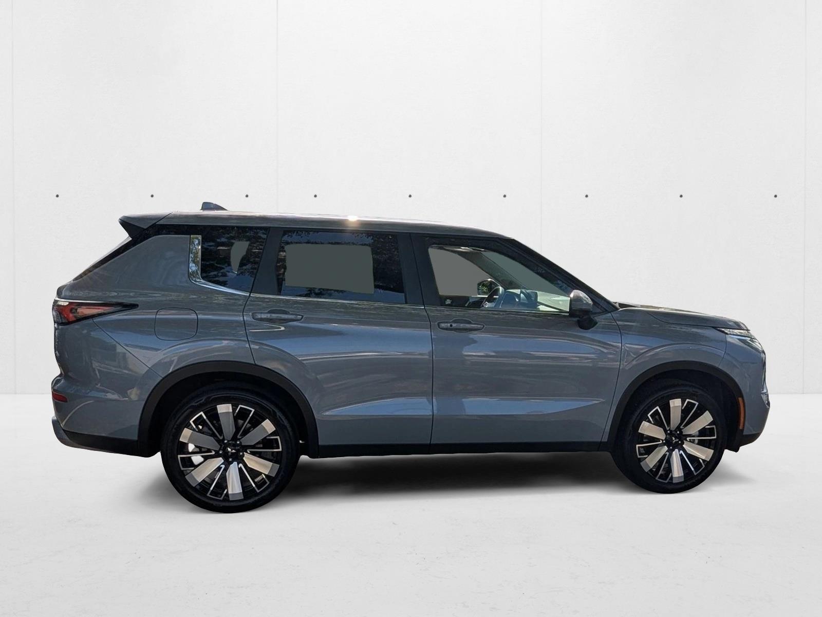 2025 Mitsubishi Outlander SE photo 4