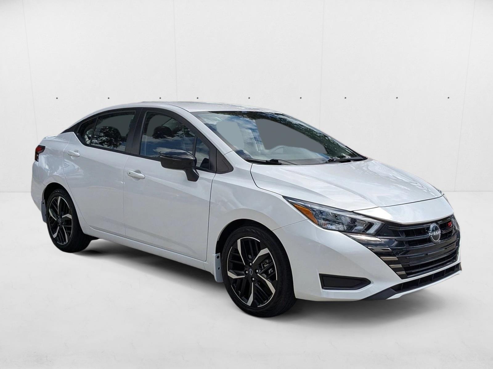 2023 Nissan Versa SR photo 3