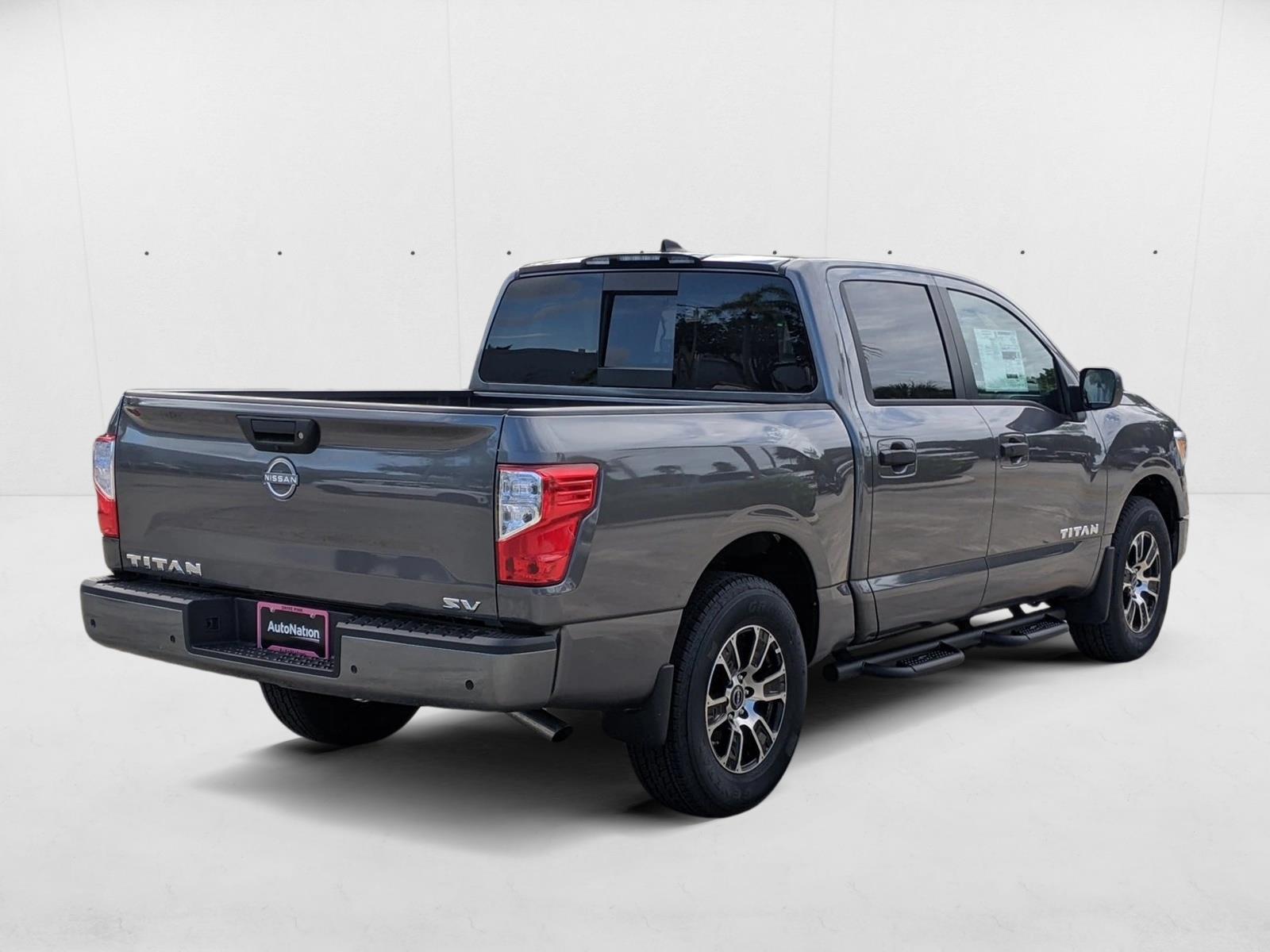 2024 Nissan Titan SV Crew Cab photo 2