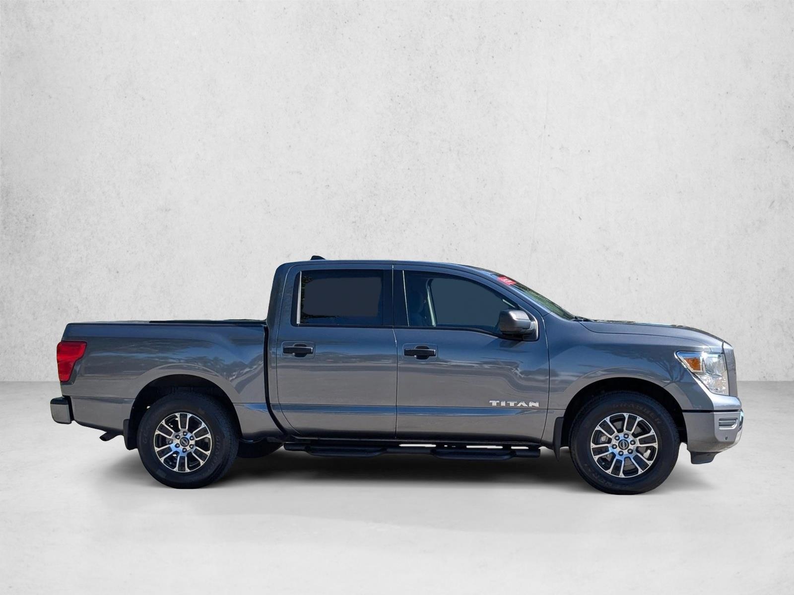 2024 Nissan Titan SV Crew Cab photo 4