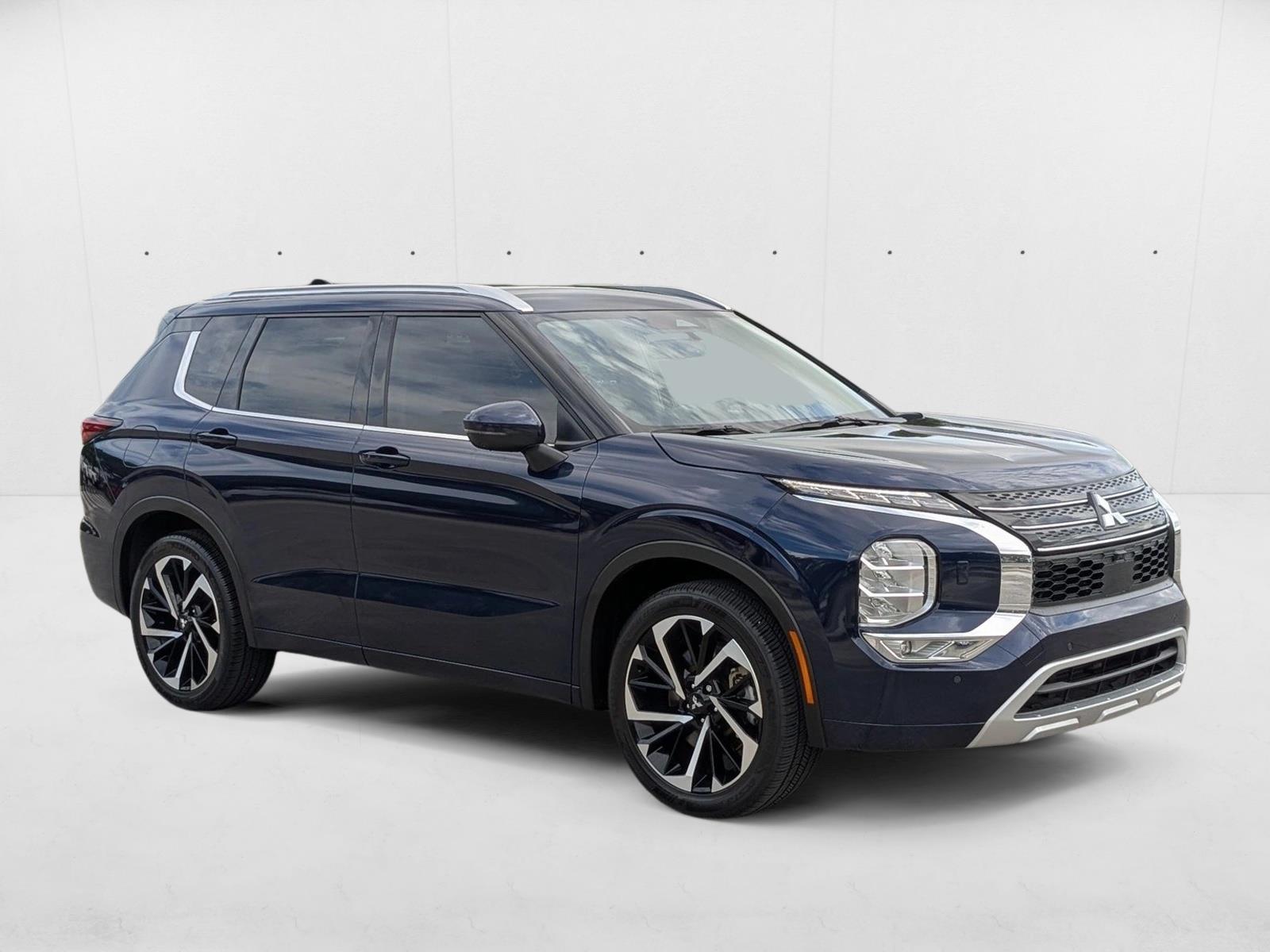 2023 Mitsubishi Outlander SEL photo 3
