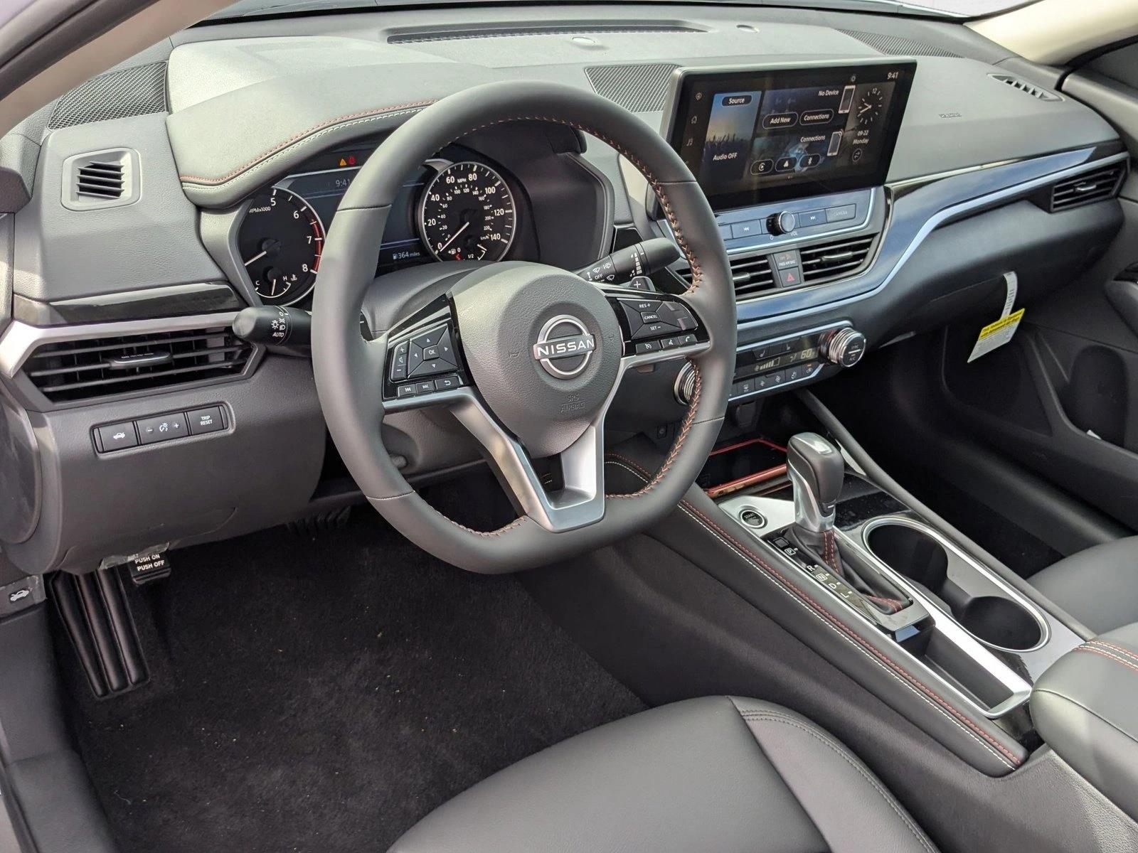 2025 Nissan Altima SR photo 2