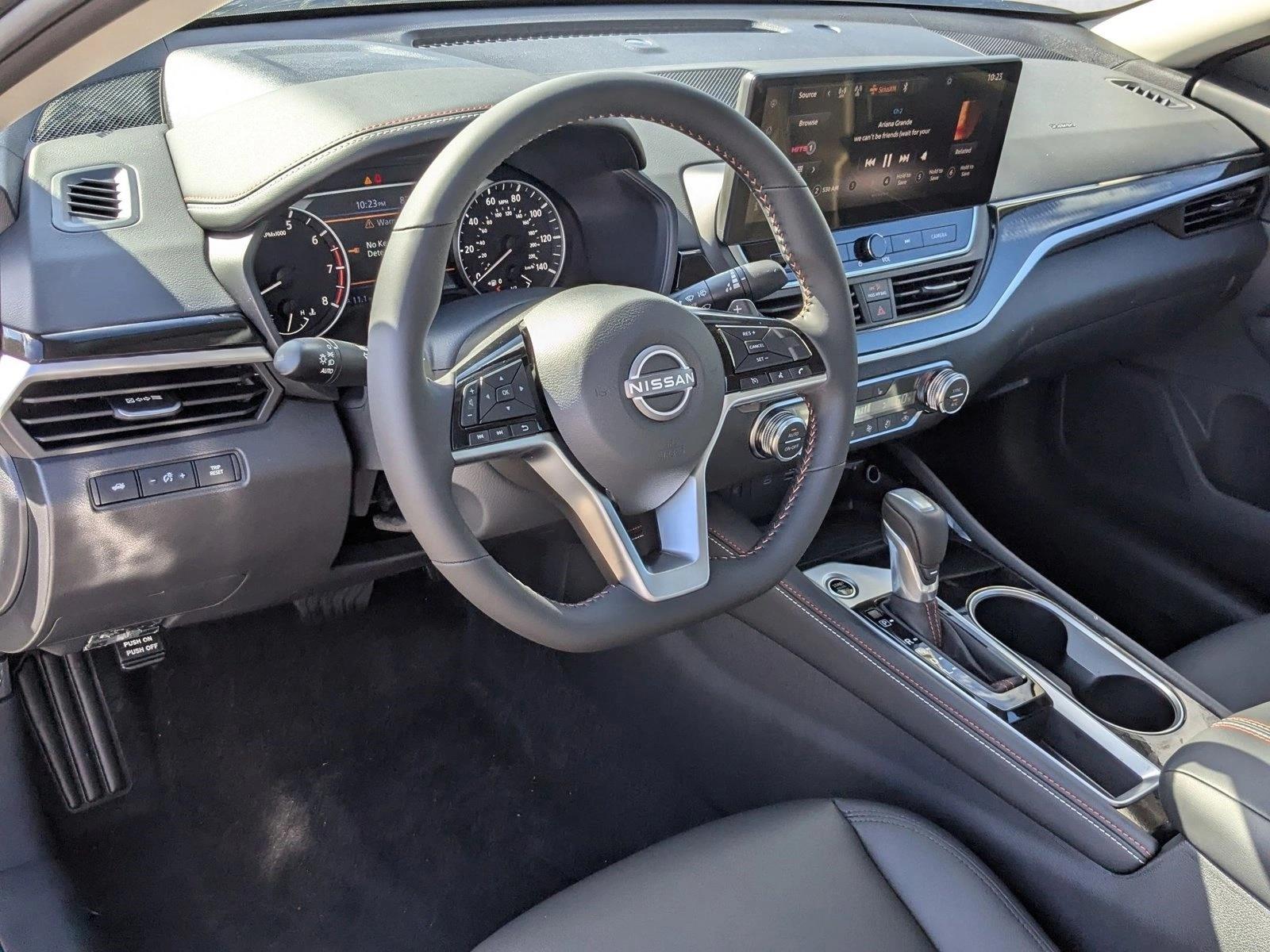 2025 Nissan Altima SR photo 3