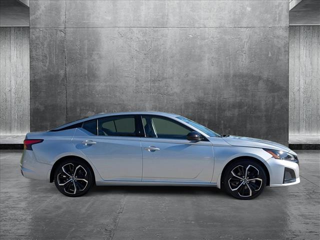 2023 Nissan Altima 2.5 SR photo 4