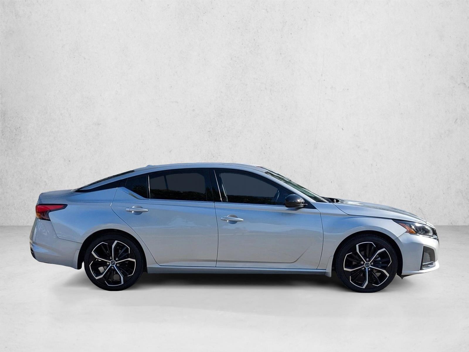 2023 Nissan Altima 2.5 SR photo 4