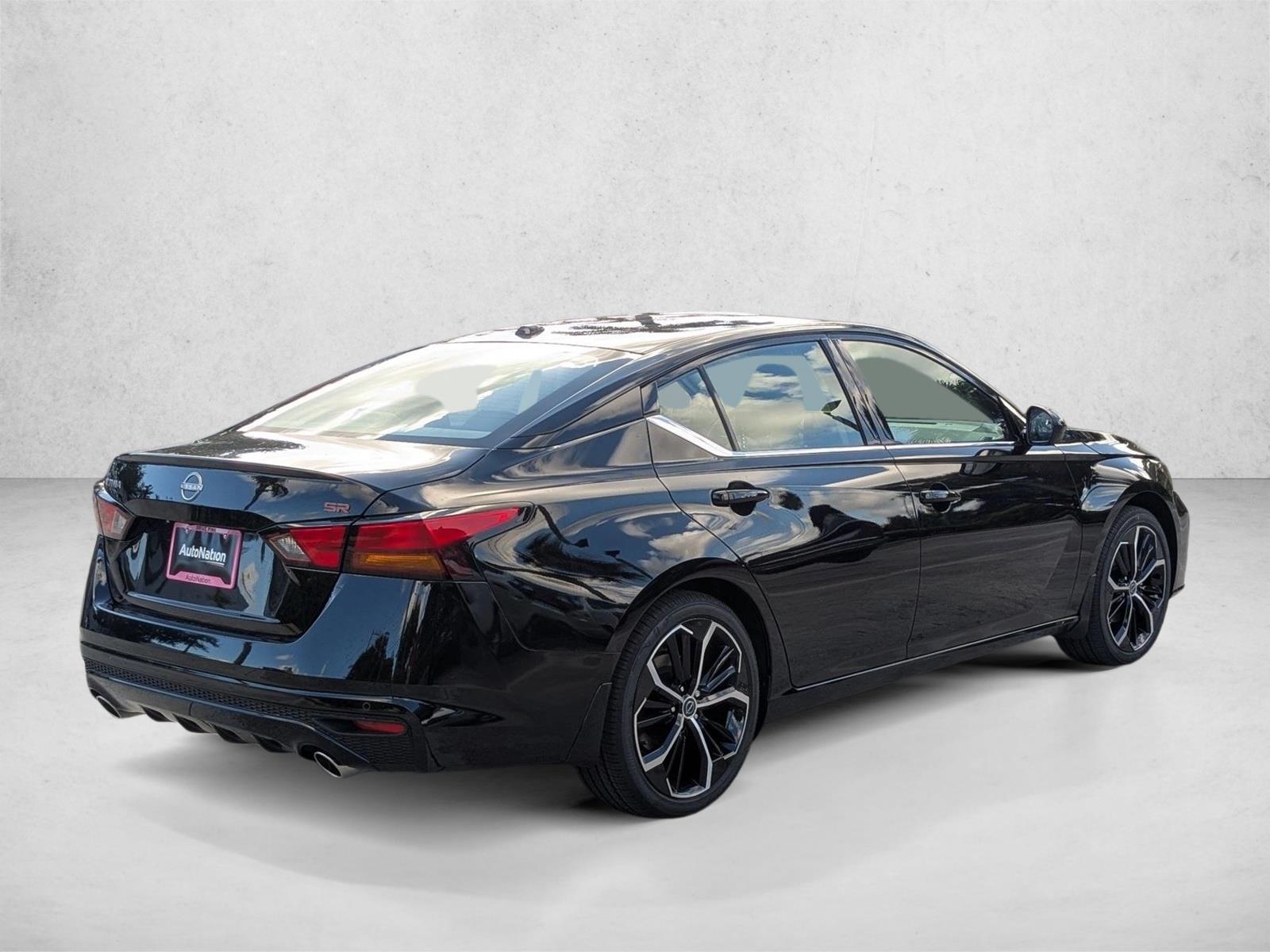 2025 Nissan Altima SR photo 2