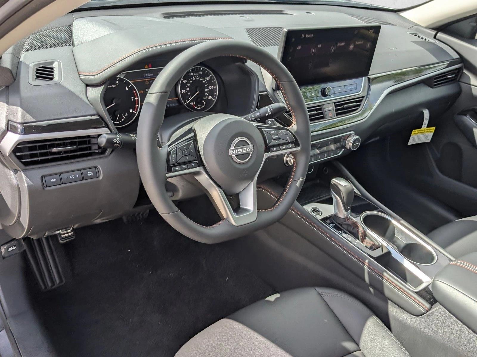 2025 Nissan Altima SR photo 3