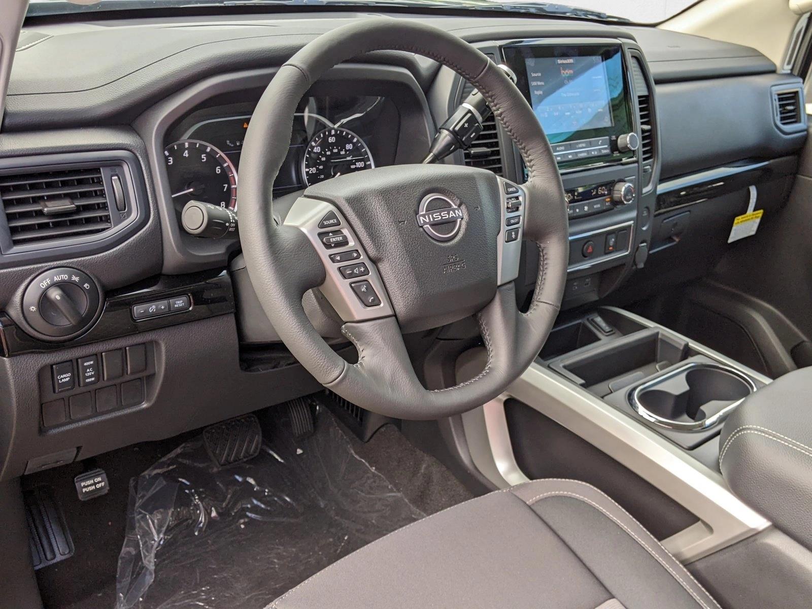 2024 Nissan Titan SV Crew Cab photo 3