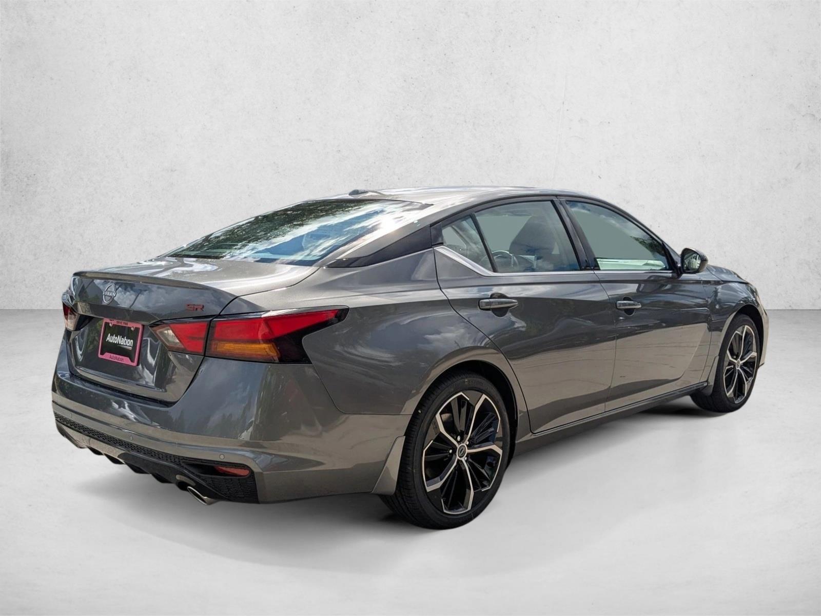 2025 Nissan Altima SR photo 2