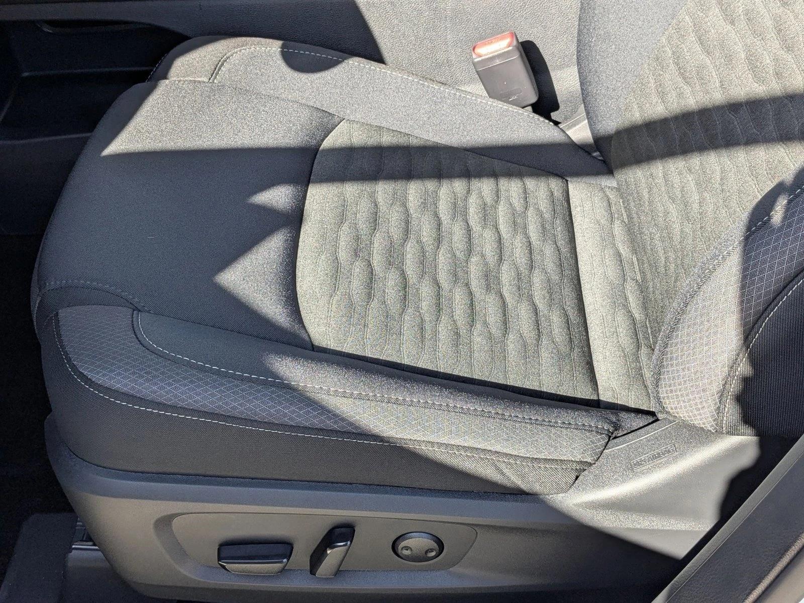 2025 Nissan Pathfinder SV photo 4