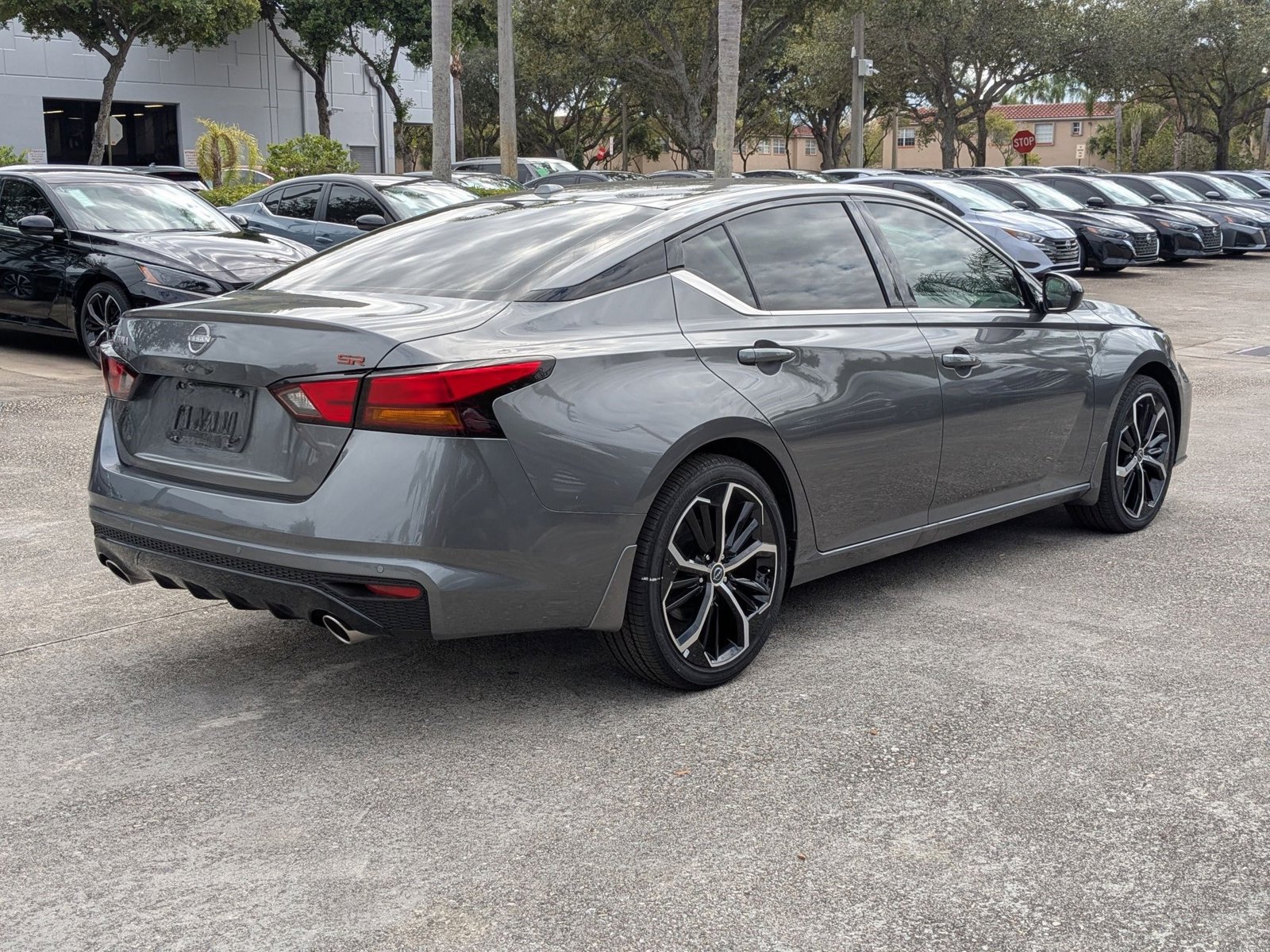 2025 Nissan Altima SR photo 2