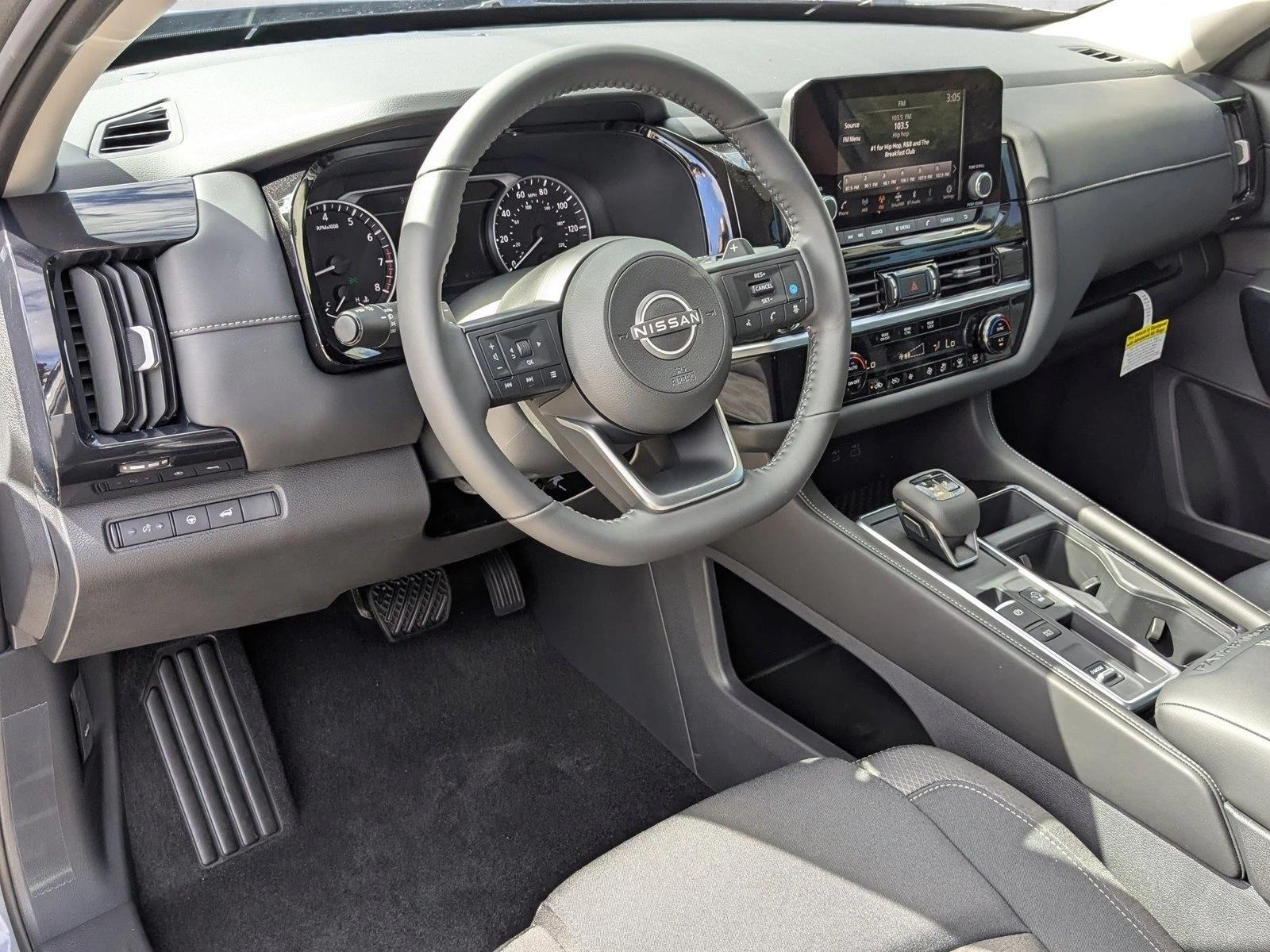 2025 Nissan Pathfinder SV photo 3