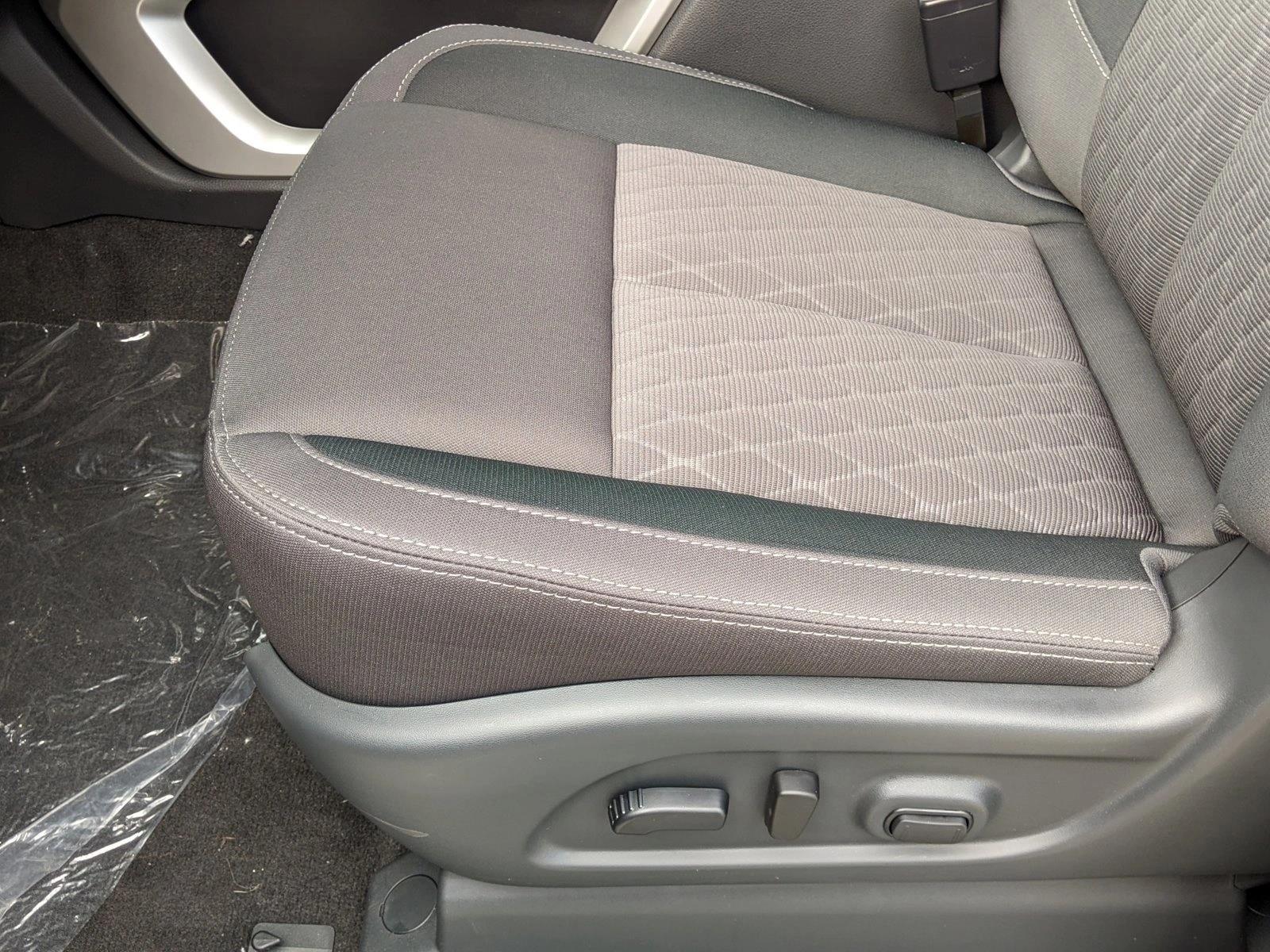 2024 Nissan Titan SV Crew Cab photo 4