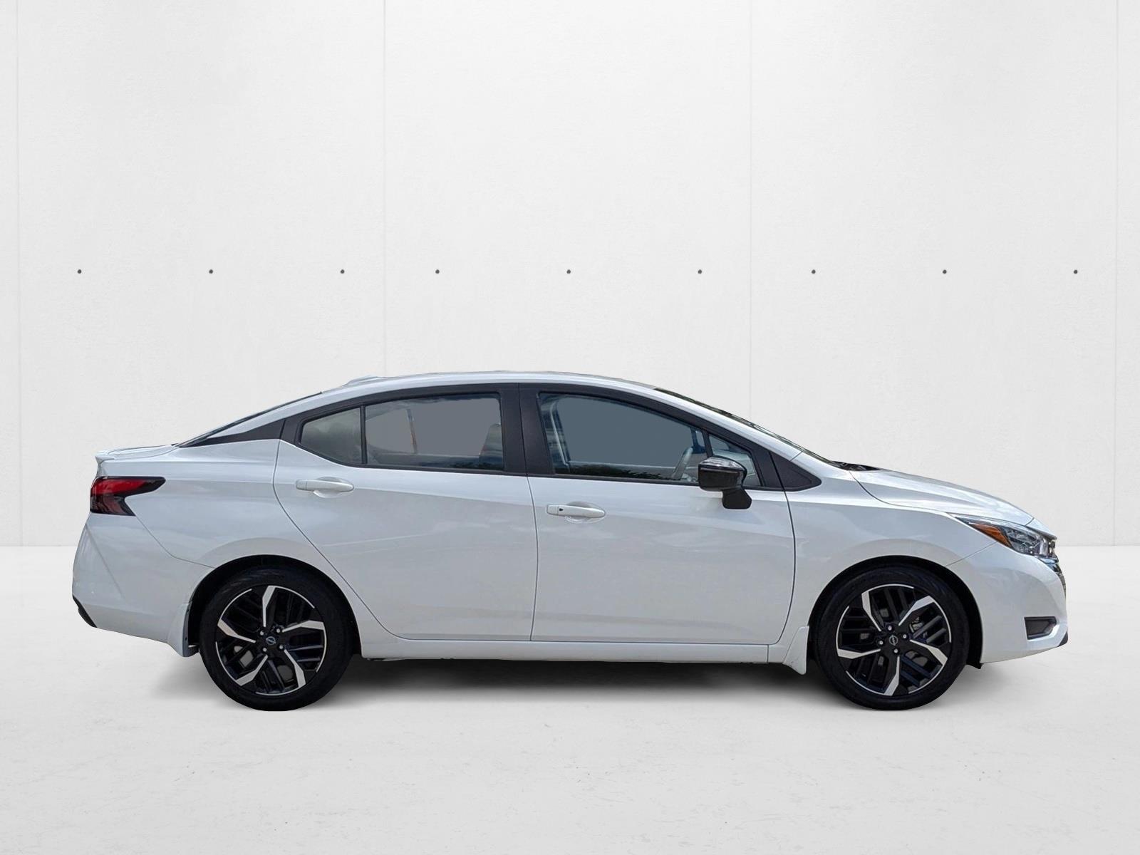 2023 Nissan Versa SR photo 4
