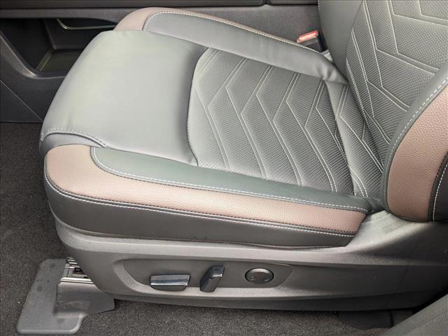 2025 Nissan Pathfinder Platinum photo 4
