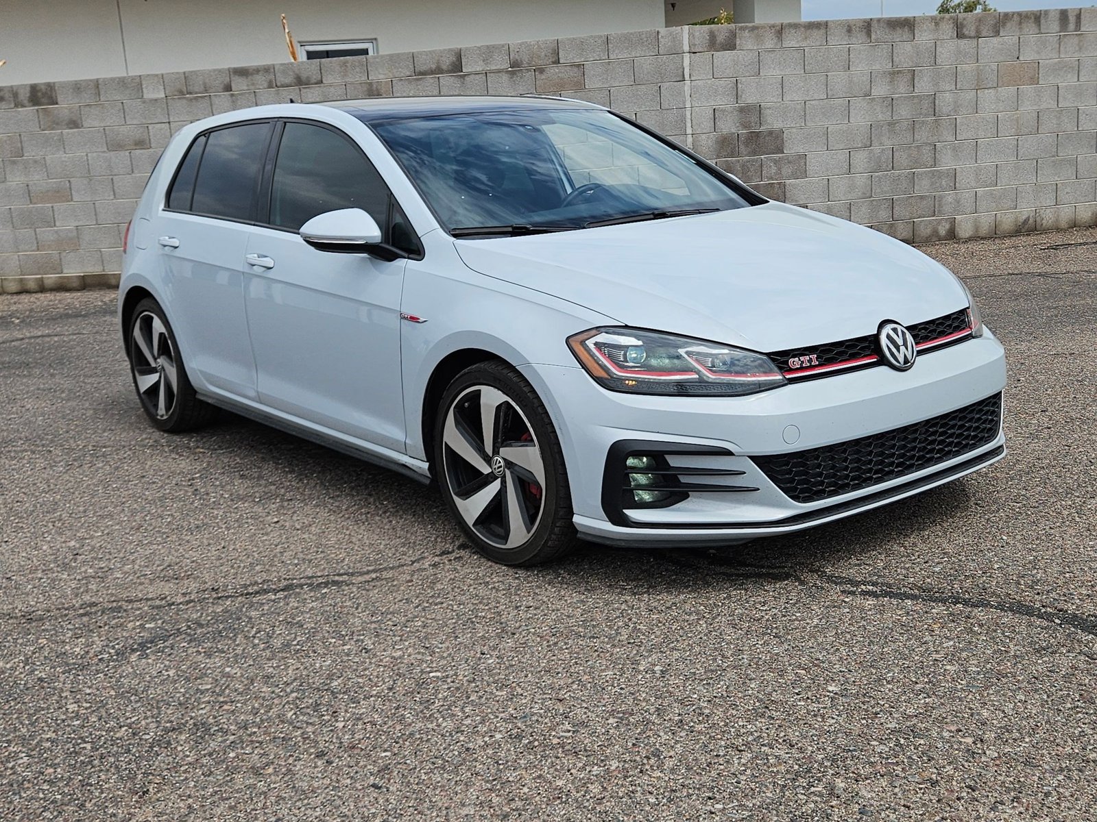2020 Volkswagen Golf GTI SE photo 3