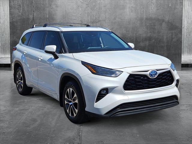 2022 Toyota Highlander Hybrid XLE photo 3